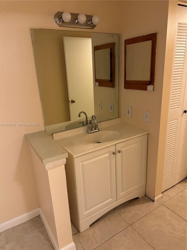 Building Photo - 9999 Summerbreeze Dr