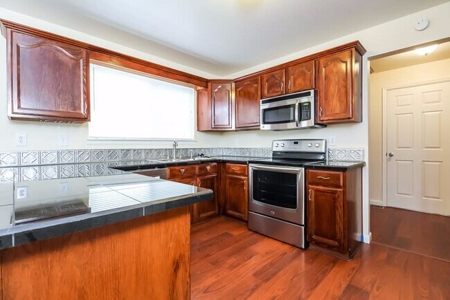 Building Photo - 5325 W 115th Pl