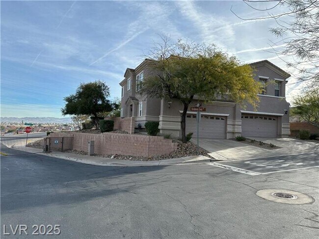Primary Photo - Beautiful 3 bedroom w loft 2.5 bath townho...