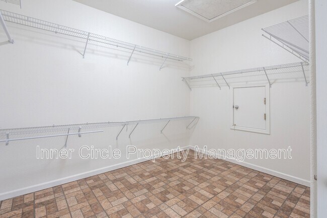 Building Photo - 812 Shasta Daisy Dr