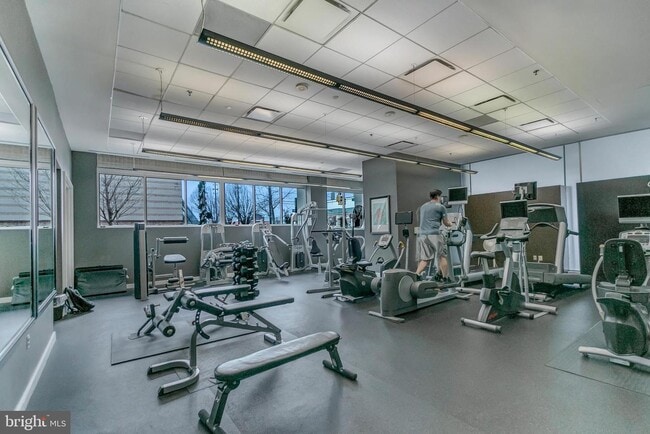 Building Photo - 5750 Bou Ave