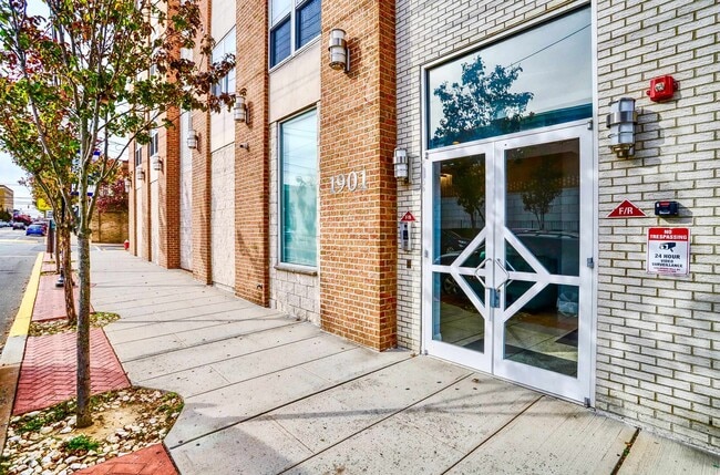 Building Photo - 1901 Summit Ave