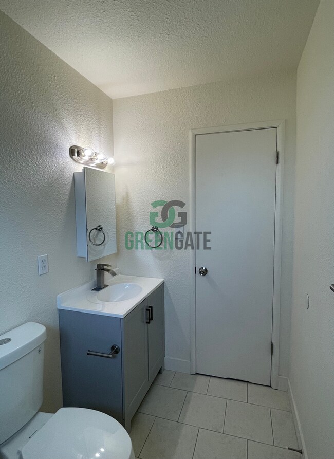 Building Photo - 325 W H St