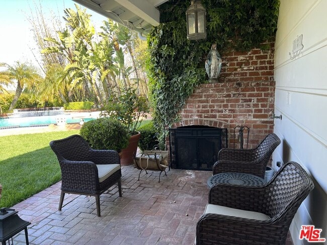 Building Photo - 8050 Mulholland Dr