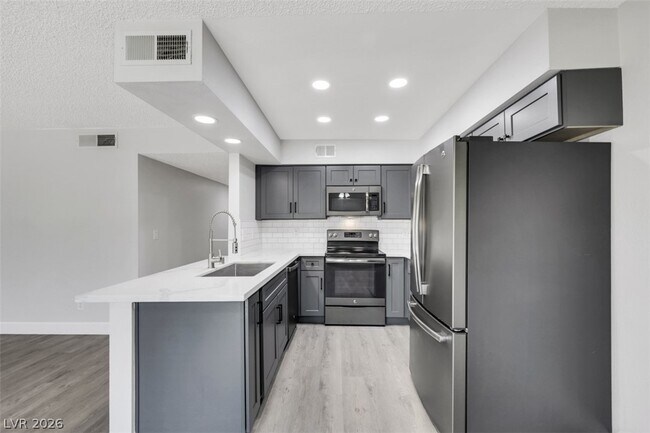 Building Photo - 1575 W Warm Springs Rd