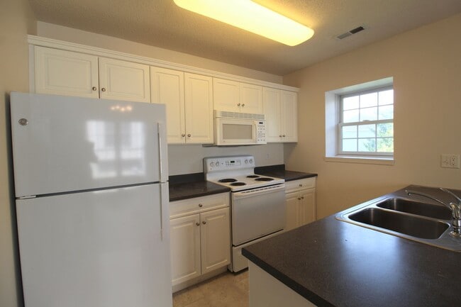 Building Photo - Liberty square end unit townhome for rent!
