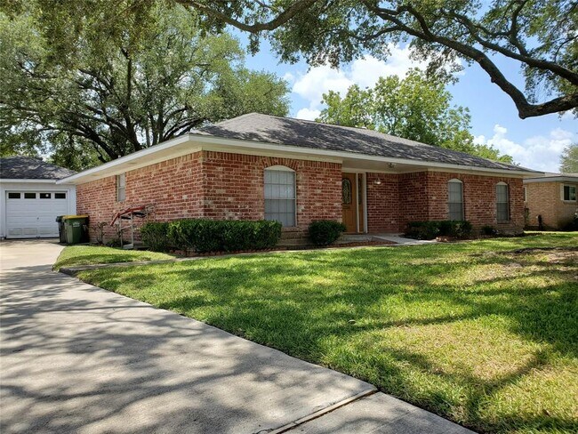 Building Photo - 3206 Randall Dr