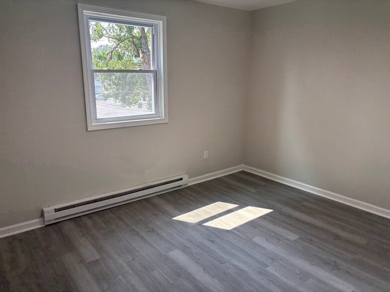 Building Photo - 2-4-4 N Liberty Ave