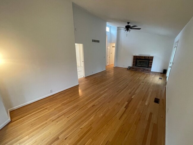 Building Photo - Beautiful Home Large Garage Highly Desired For Rent