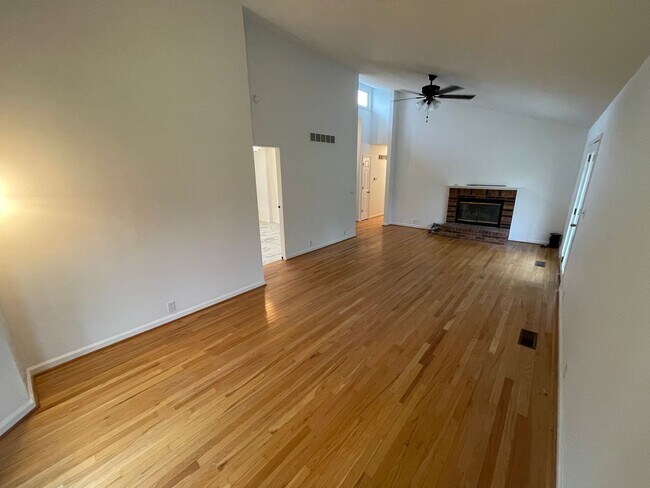 Building Photo - Beautiful Home Large Garage Highly Desired Neighborhood For Rent