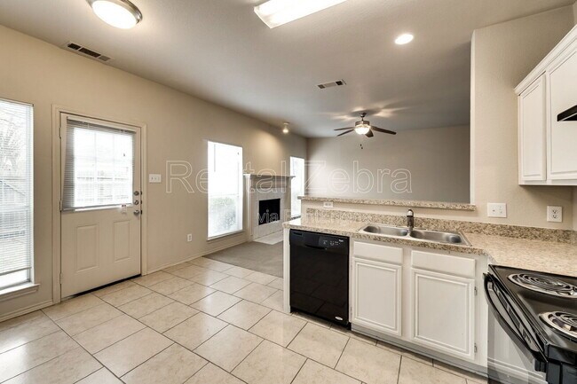 Building Photo - 902 Astaire Ave