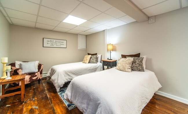 Building Photo - 558 N Roast Meat Hill Rd