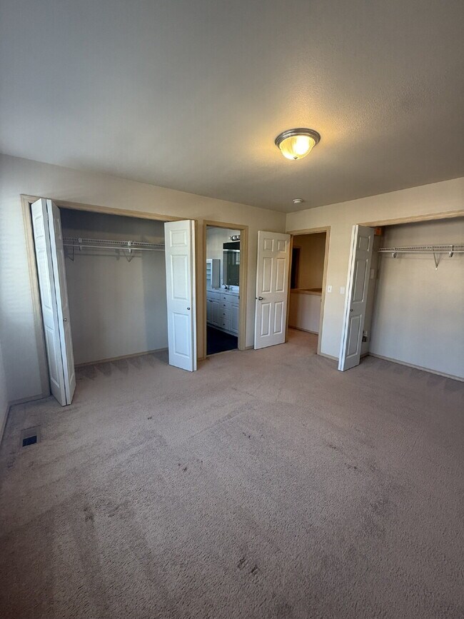 Building Photo - 2 Bedroom 3 bath Townhome Available for Im...
