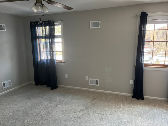 Building Photo - 5 Bedroom with 10 car parking less than 1 ...