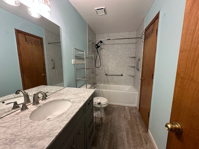 Building Photo - 102 Comanche Ct