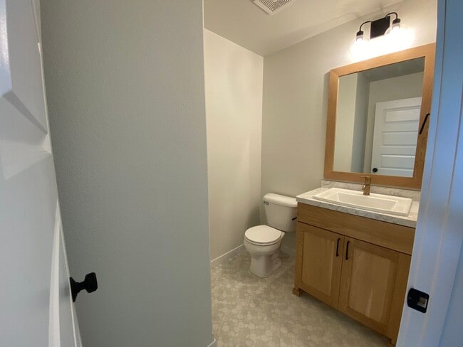 Building Photo - 3 bed, 2.5 bath South Fargo Home For Rent!
