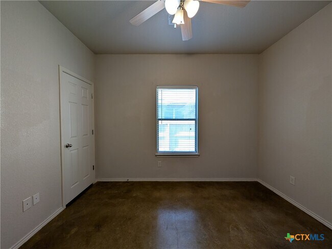 Building Photo - 208 Anne Louise Dr