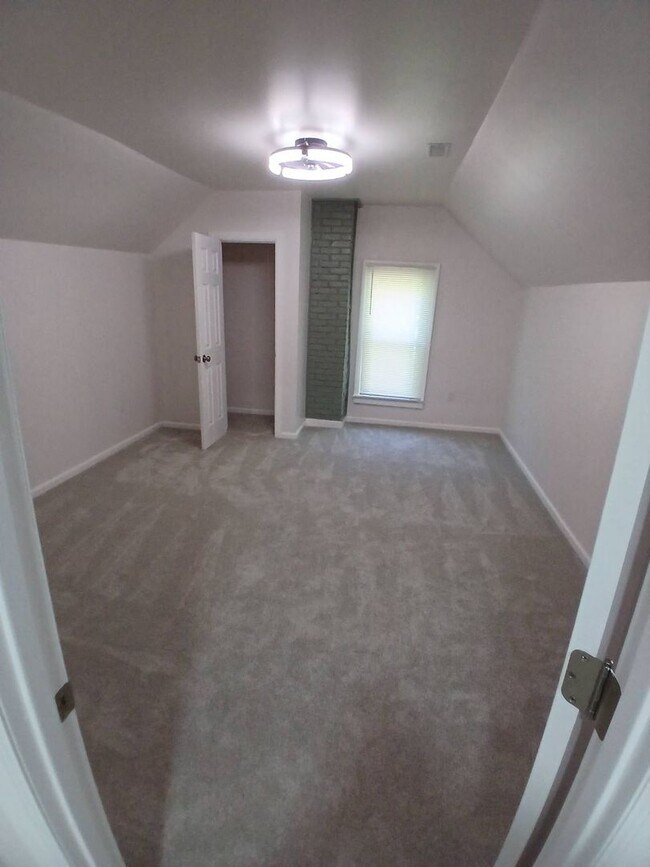 Building Photo - 6015 Hosmer Ave