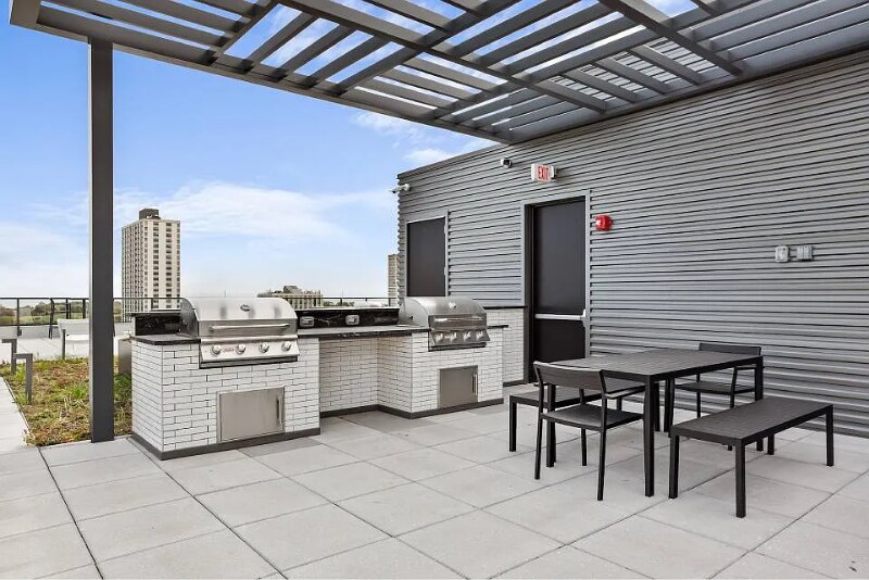 Building Photo - 4577 N Sheridan Rd