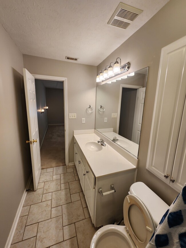 Building Photo - 501 Laurel Pl