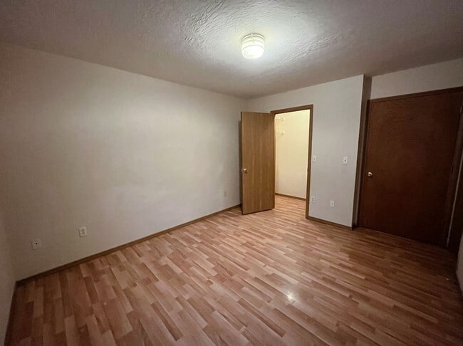 Building Photo - Leasing