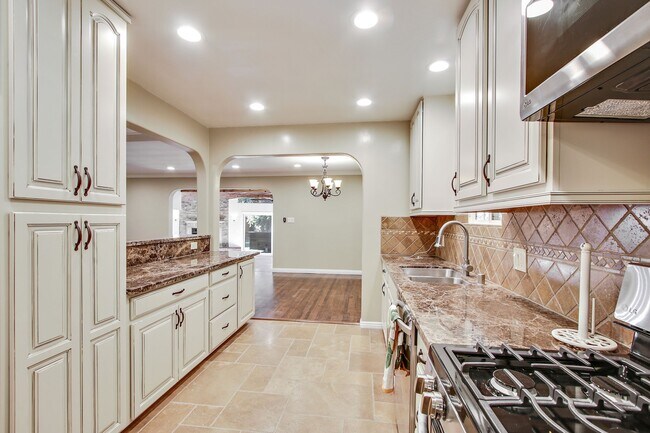 Building Photo - 5923 Jumilla Ave