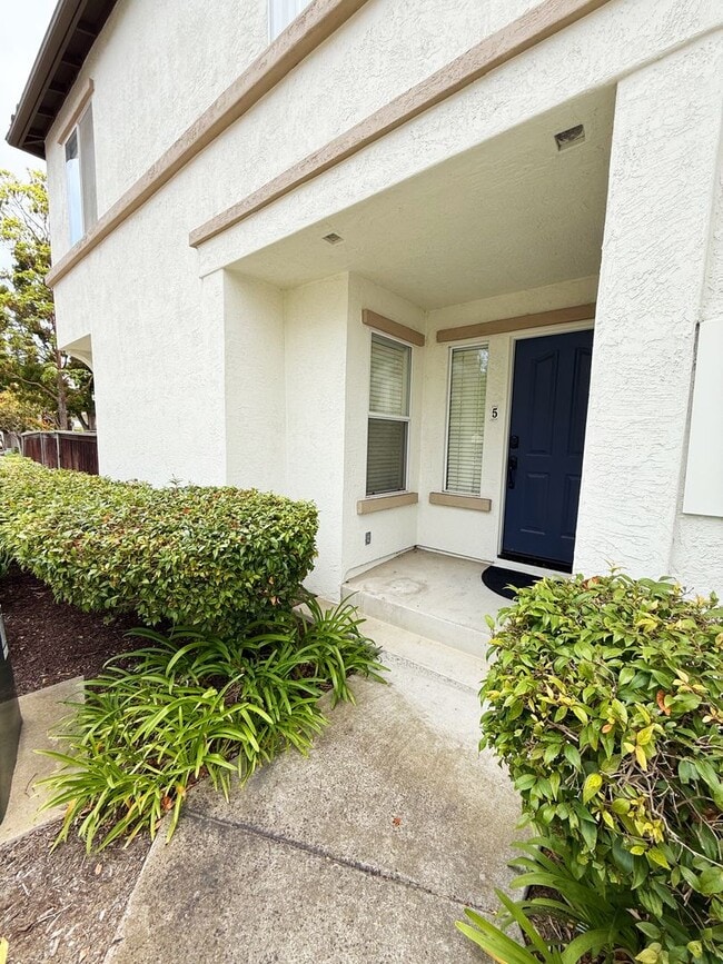 Building Photo - Beautifully Updated 3 Bed/3 Bath Townhouse...