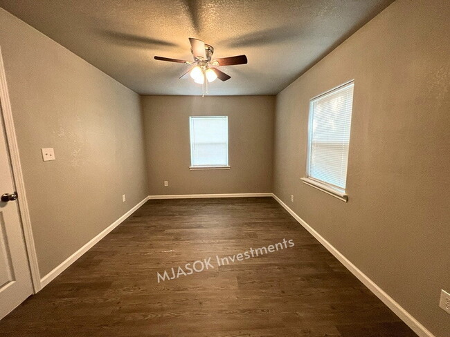 Building Photo - Renovated 4-Bed, 2-Bath Near Fort Sill — Fenced Yard & Carport