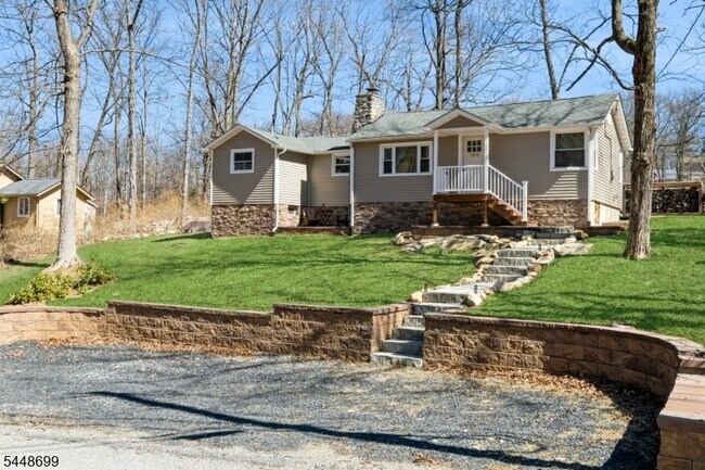 Building Photo - 100 Poplar Ln