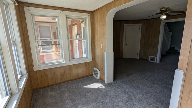 Building Photo - Charming 2-bedroom, 1-bathroom home locate...