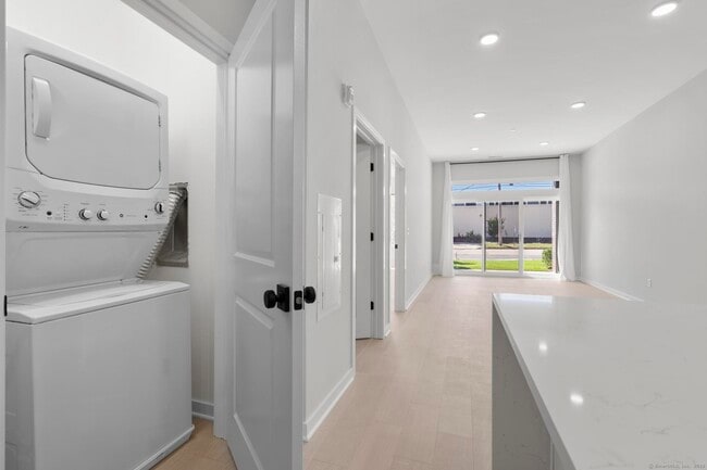 Building Photo - 9 John St