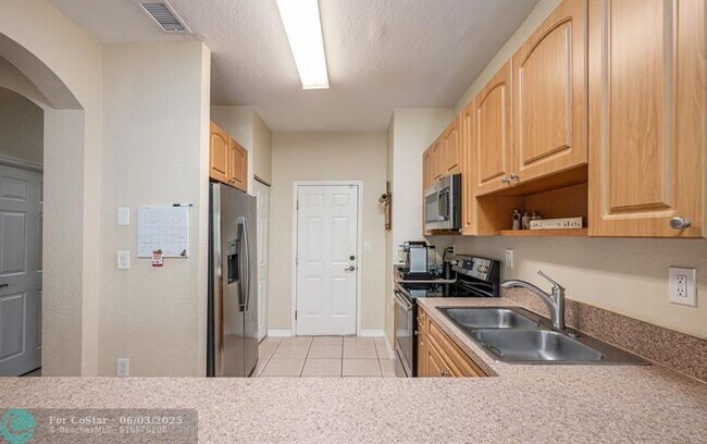 Building Photo - 5048 SW 136th Ave
