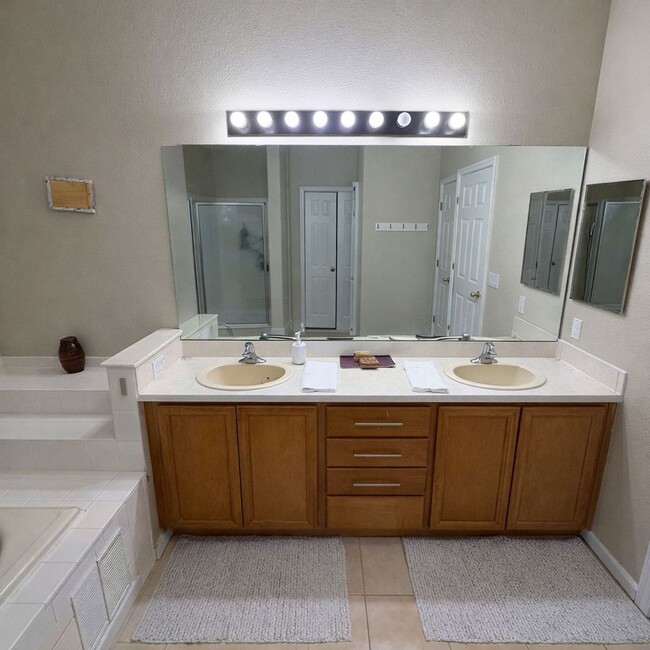 Building Photo - Florida Living Starts Here — Gated, Single-Story, Move-In Ready May 1!