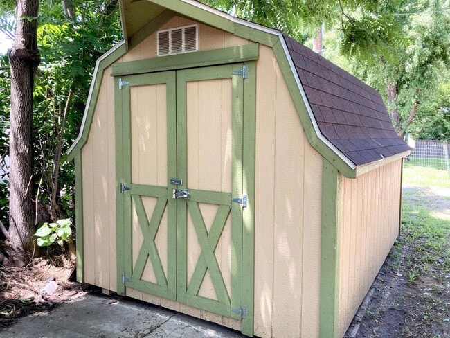 Building Photo - 2 Bed 1 Bath Home