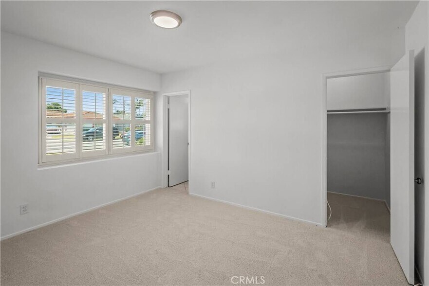 Building Photo - 6061 Dundee Dr