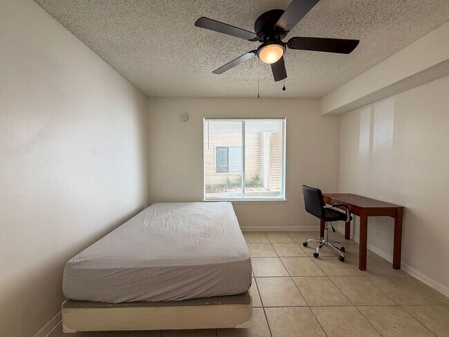 Building Photo - 4BR/4BA Condo off SW 34th Street - available NOW!