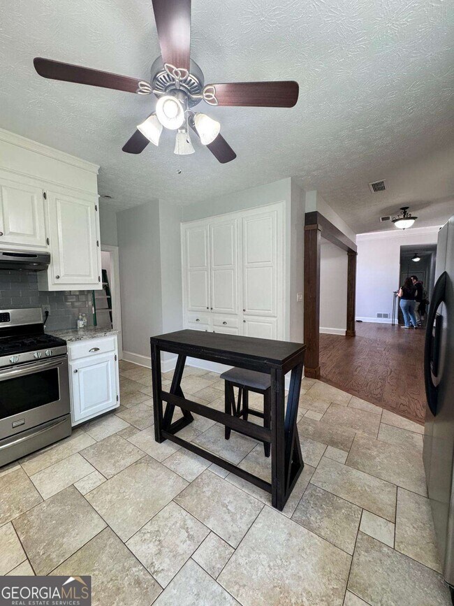 Building Photo - 1230 St Ives Ct