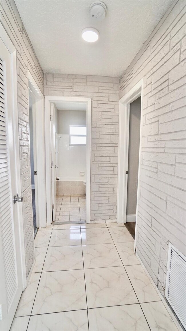 Building Photo - 5908 NW 81st Ave