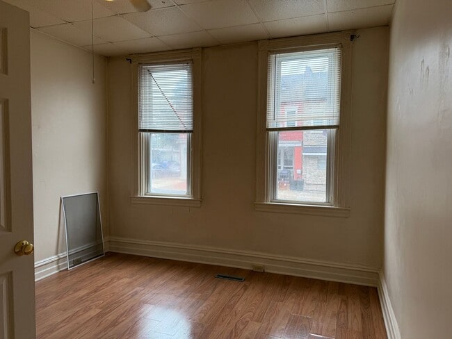 Building Photo - First Floor 1 Bedroom w/ BONUS ROOM and Ce...