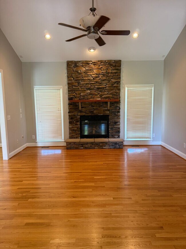 Building Photo - Beautiful Brick Home in NW School District