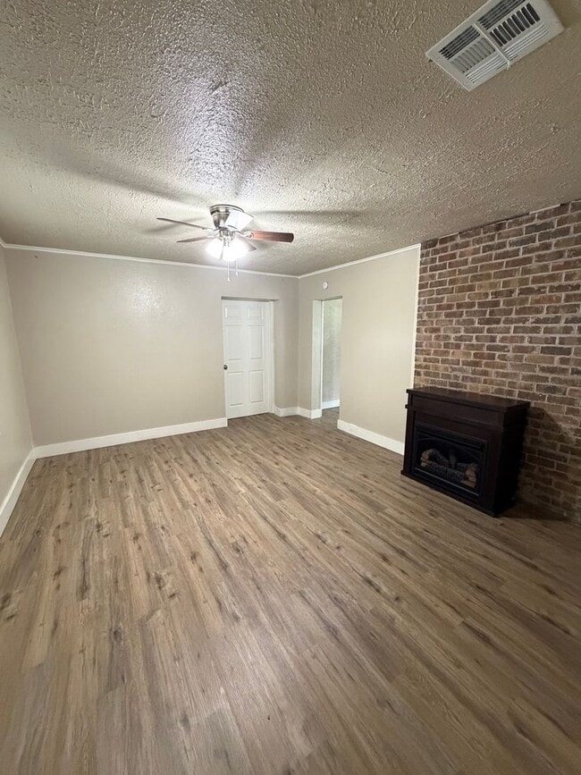 Building Photo - 3 Bedroom 1 Bath Home For Rent