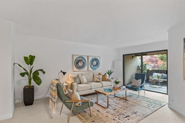 Building Photo - 999 Evelyn Terrace W