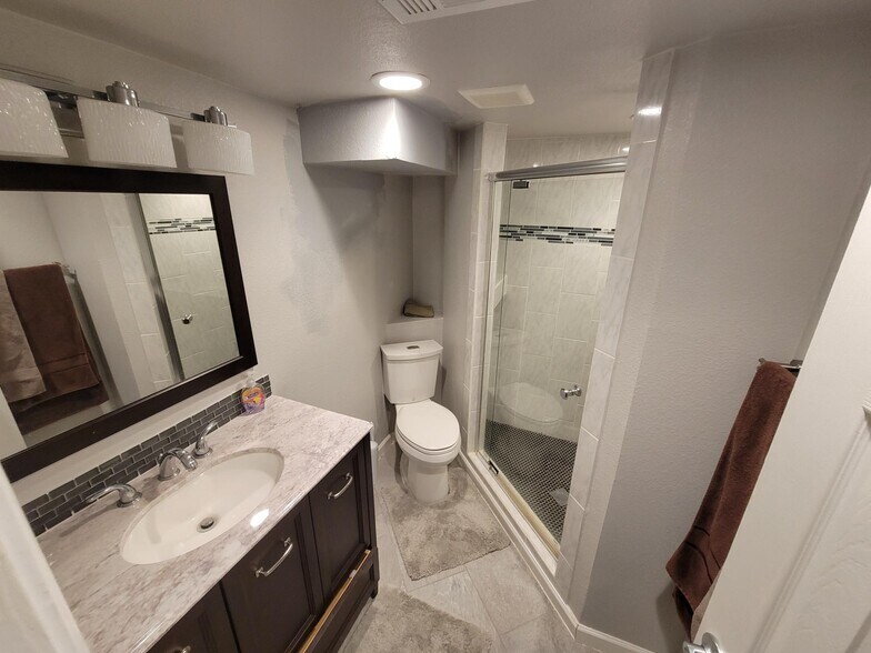 BL Full Bath - 4565 S Elati St