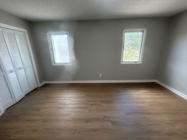 Building Photo - 137 Lionsgate Dr