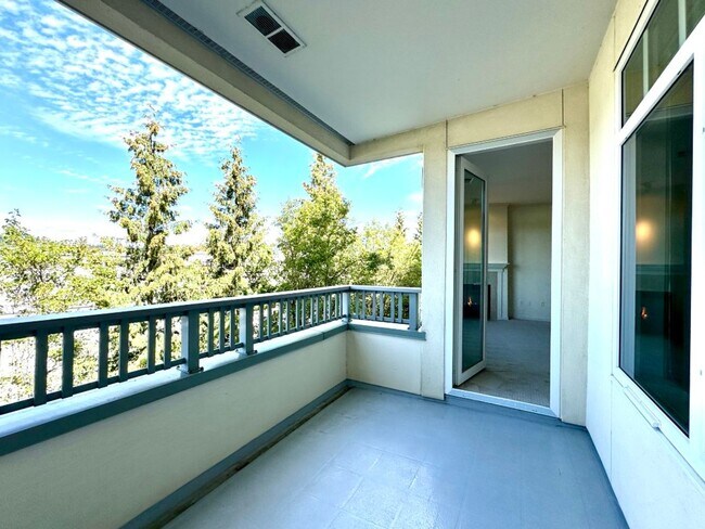 Building Photo - 2Bd/1.75Ba Kirkland Condo