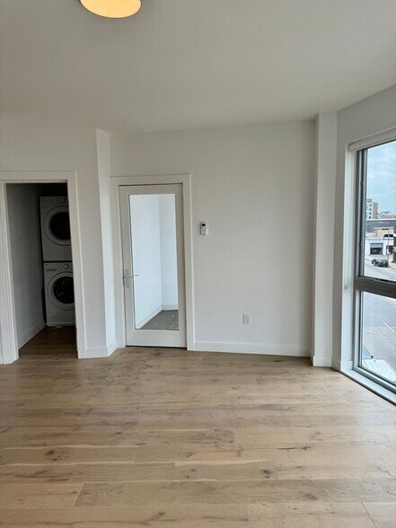 Building Photo - 144 Old Colony Ave