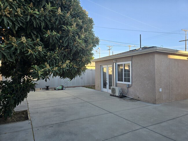 Courtyard - 14921 Kittridge St