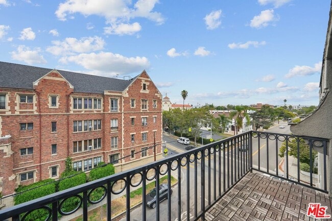 Building Photo - 585 N Rossmore Ave