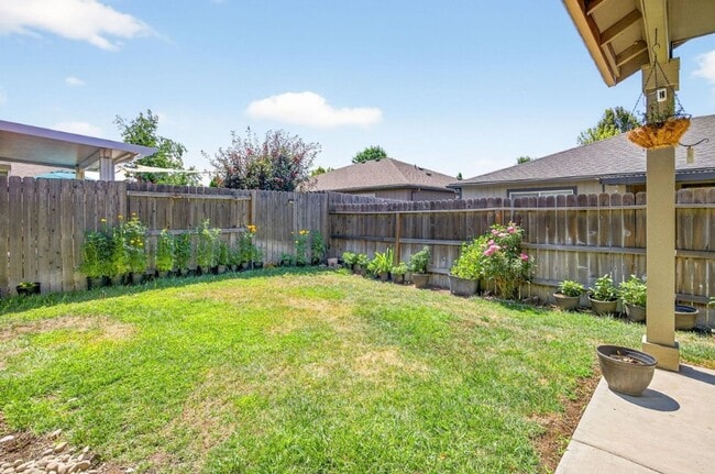 Building Photo - 3 Bedroom, 2.5 Bathroom Medford Home