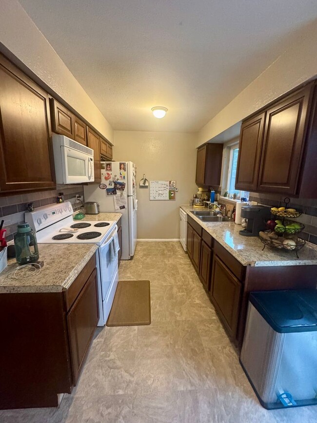 Building Photo - 3 bedroom/2 bath Centrally Located home in...